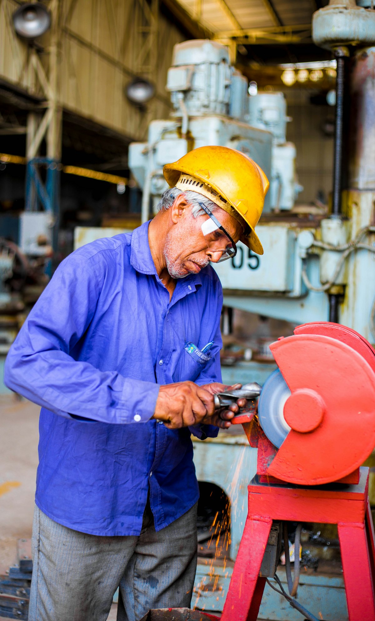 Trabalhador industrial com equipamento de proteção