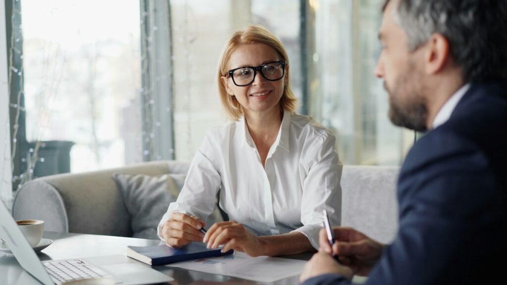Advogada acompanhando cliente em reunião